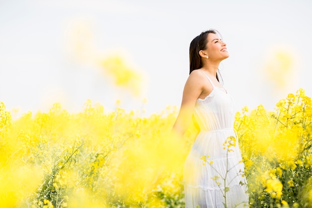 Mulher jovem, em, a, primavera, campo