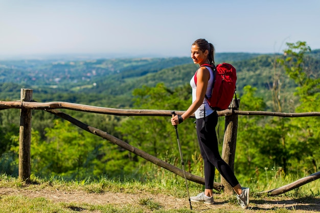 Mulher jovem em caminhadas