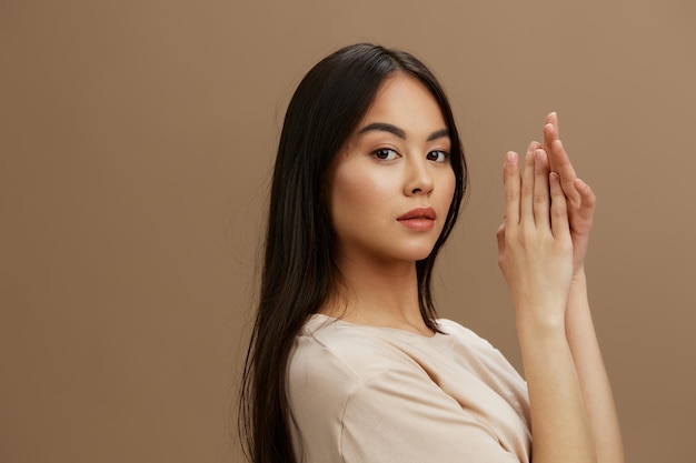 Foto mulher jovem em camiseta posando em estilos modernos modelo de estúdio de cosméticos foto de alta qualidade