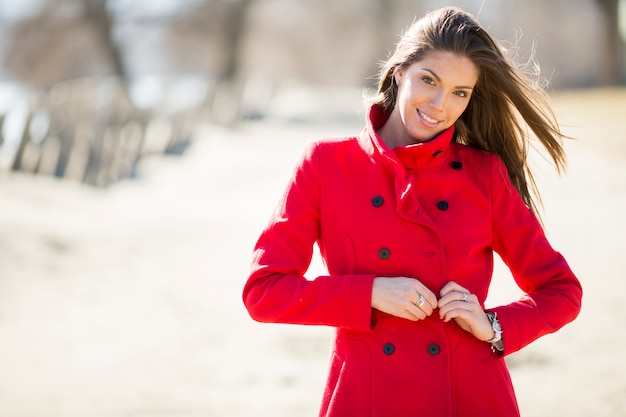 Mulher jovem, em, casaco vermelho