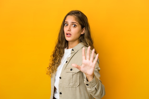 Mulher jovem em choque devido a um perigo iminente