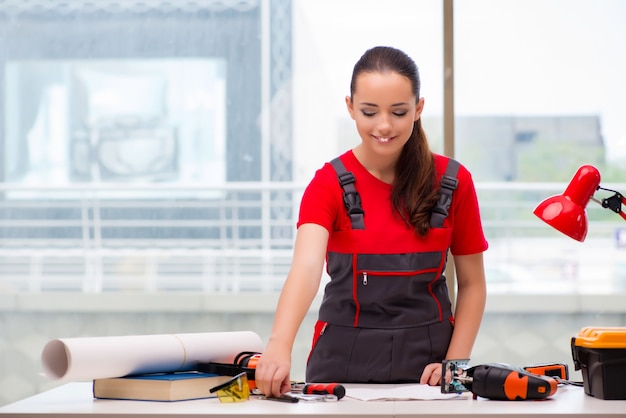 Mulher jovem, em, coveralls, fazendo, reparos