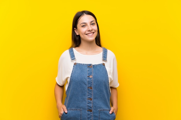 Mulher jovem, em, dungarees, rir