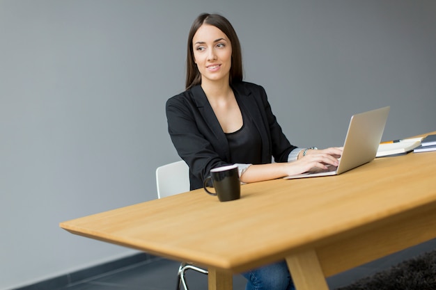 Mulher jovem, em, escritório