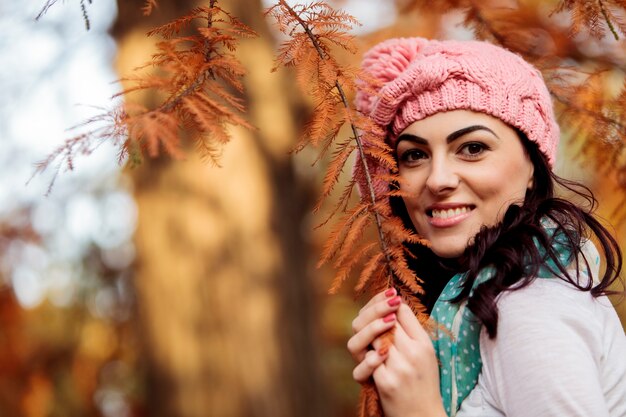 Mulher jovem, em, floresta outono