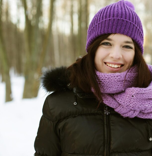 Mulher jovem, em, parque inverno