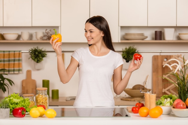 Mulher jovem em pé na cozinha