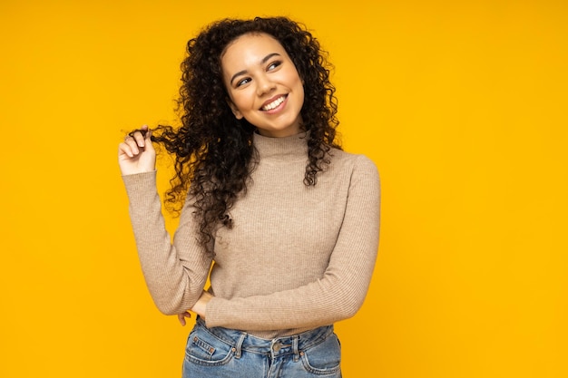 Mulher jovem em roupas casuais em fundo amarelo