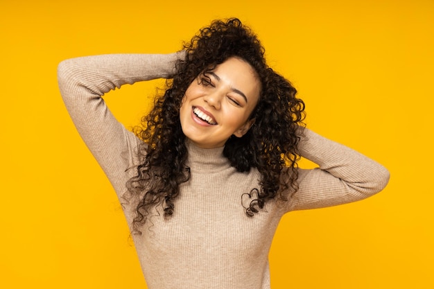 Mulher jovem em roupas casuais em fundo amarelo