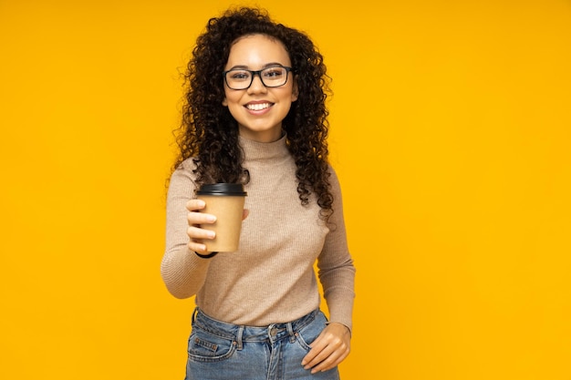 Mulher jovem em roupas casuais em fundo amarelo