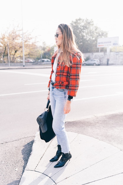 Foto mulher jovem, em, roupas modernas, desgastar, óculos de sol