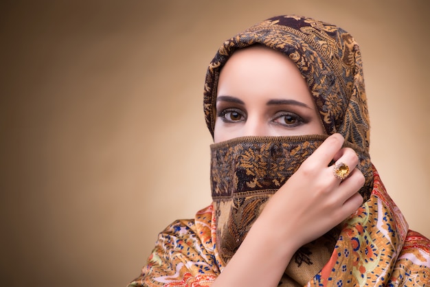 Mulher jovem, em, tradicional, muçulmano, roupa