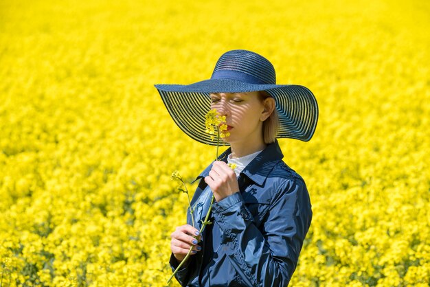 Mulher jovem em um campo de estupro