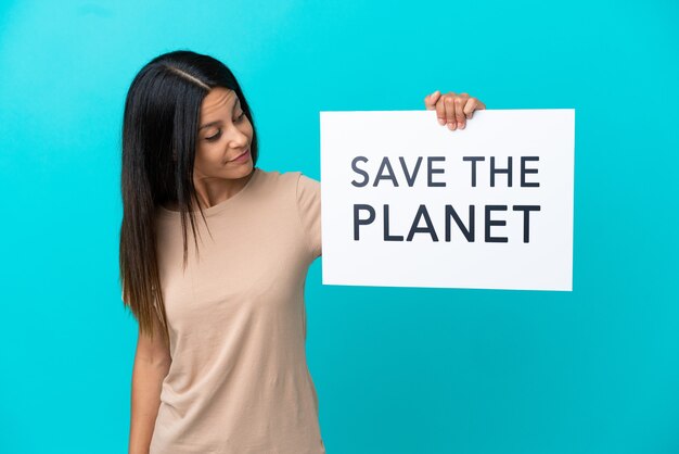 Mulher jovem em um fundo isolado segurando um cartaz com o texto Salve o Planeta