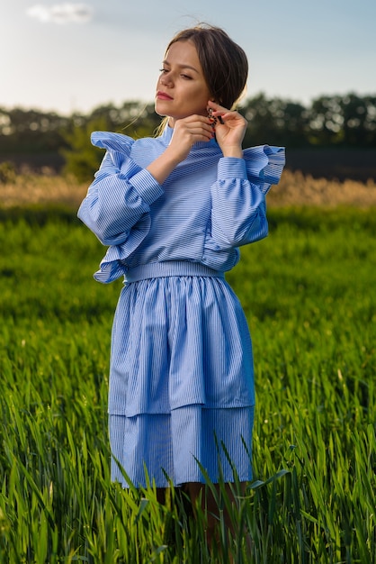 Mulher jovem em um vestido listrado azul e branco