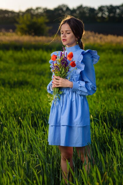 Mulher jovem em um vestido listrado azul e branco