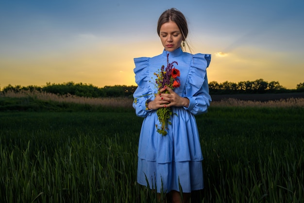 Foto mulher jovem em um vestido listrado azul e branco