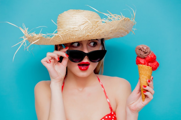 Mulher jovem, em, vermelho, biquíni, e, chapéu palha, com, sorvete