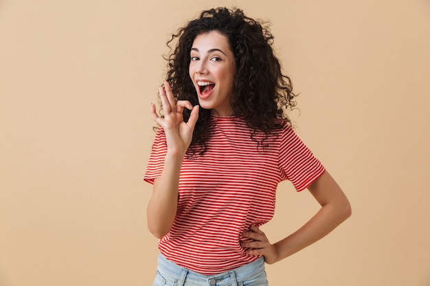 Mulher jovem emocional feliz mostrando um gesto bem.