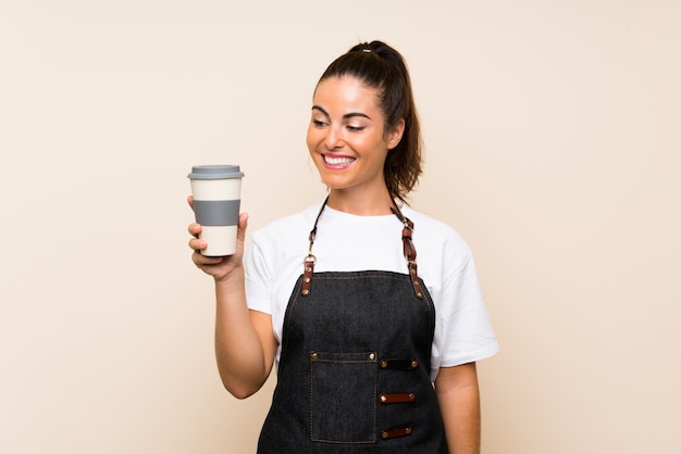 Mulher jovem empregado segurando um café com expressão feliz