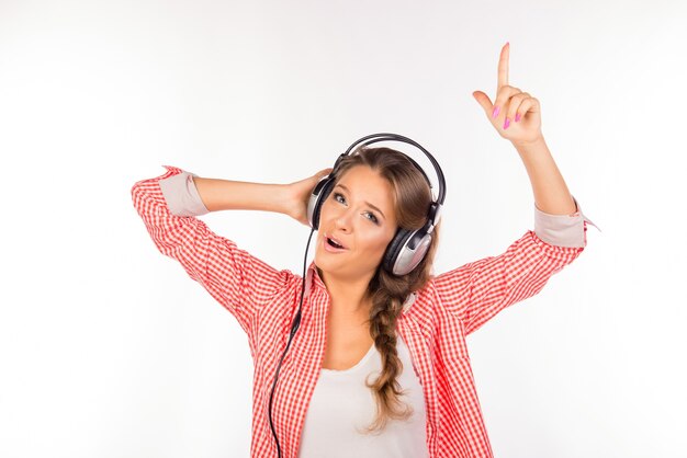 Mulher jovem engraçada e feliz com fones de ouvido