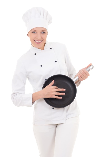 Mulher jovem engraçada em uniforme de chef jogando frigideira como uma guitarra isolada no fundo branco