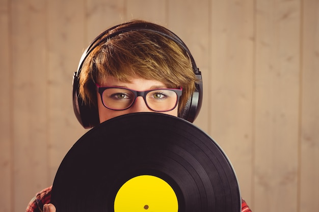 Mulher jovem, escondendo, ela mesma, atrás de, vinil