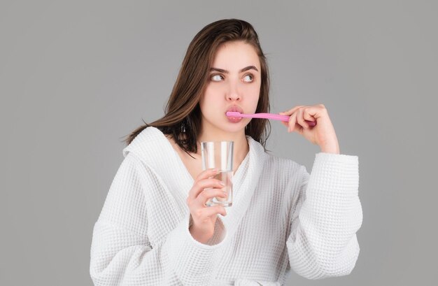 Mulher jovem escovando dentes belo sorriso de mulher jovem com dentes brancos saudáveis