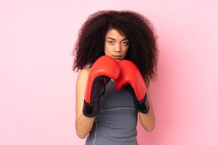 Foto mulher jovem esporte americano africano isolada em rosa com luvas de boxe