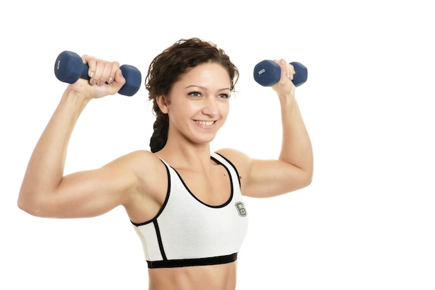 Mulher jovem esporte com halteres em fundo branco