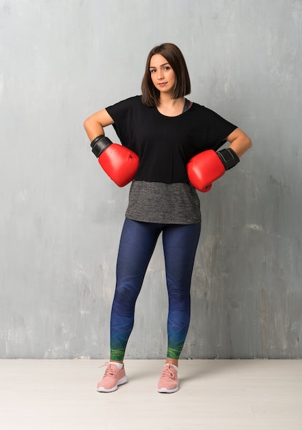 Mulher jovem esporte com luvas de boxe