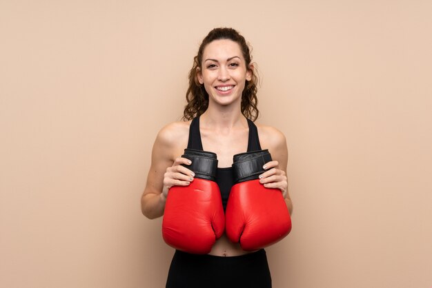 Mulher jovem esporte com luvas de boxe