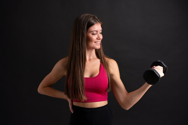 Mulher jovem esporte fazendo halterofilismo isolado