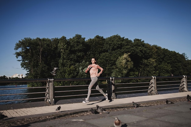 Mulher jovem esporte fitness correndo na estrada