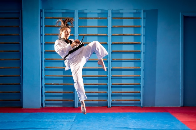 Mulher jovem esporte praticando arte marcial do conceito de estilo de vida saudável taekwondo