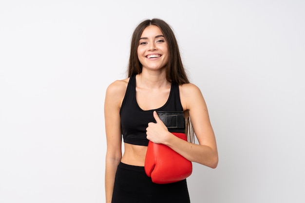 Mulher jovem esporte sobre fundo branco isolado com luvas de boxe