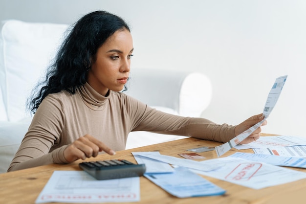 Foto mulher jovem estressada tem problemas financeiros com dívidas de cartão de crédito para pagar show crucial conceito de dinheiro pessoal ruim e crise de gestão de pagamento de hipoteca