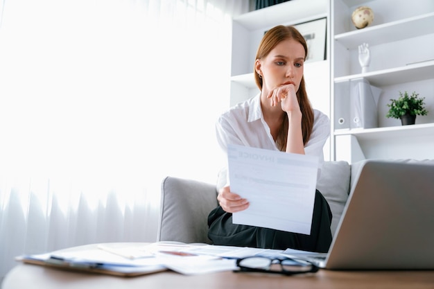 Mulher jovem estressada tem problemas financeiros dívida de cartão de crédito para pagar o máximo