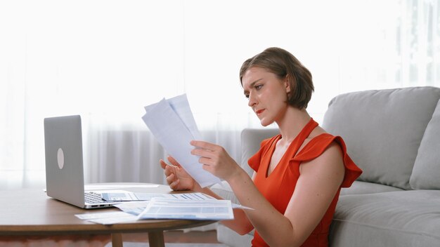 Foto mulher jovem estressada tem problemas financeiros dívida de cartão de crédito para pagar prim