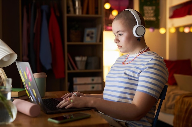 Foto mulher jovem estudando à noite no dormitório