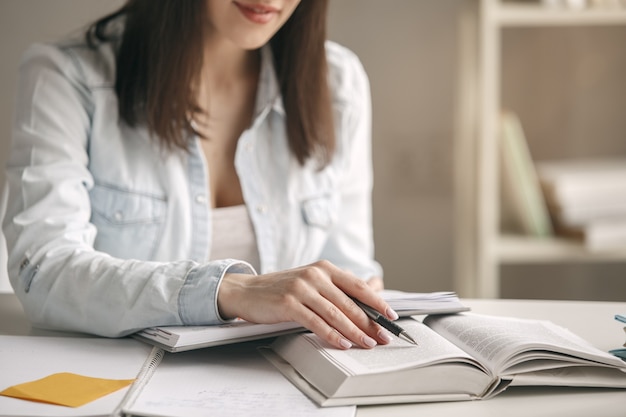 Mulher jovem estudando sozinha em casa