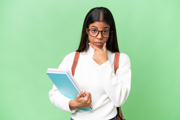 Mulher jovem estudante afro-americana sobre pensamento de fundo isolado