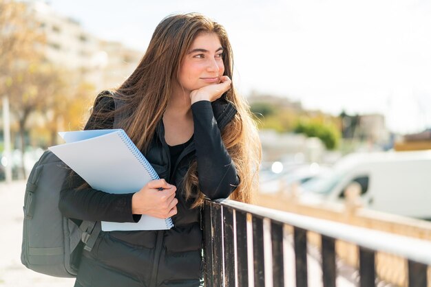 Foto mulher jovem estudante ao ar livre