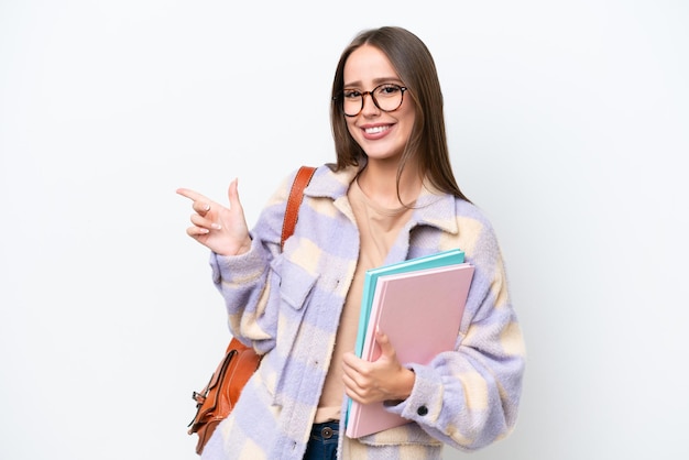 Mulher jovem estudante bonita isolada no fundo branco, apontando o dedo para o lado