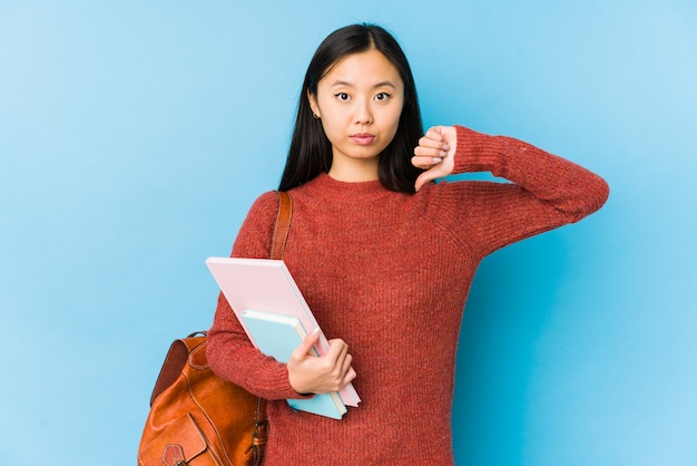 Foto mulher jovem estudante chinês mostrando um gesto de antipatia