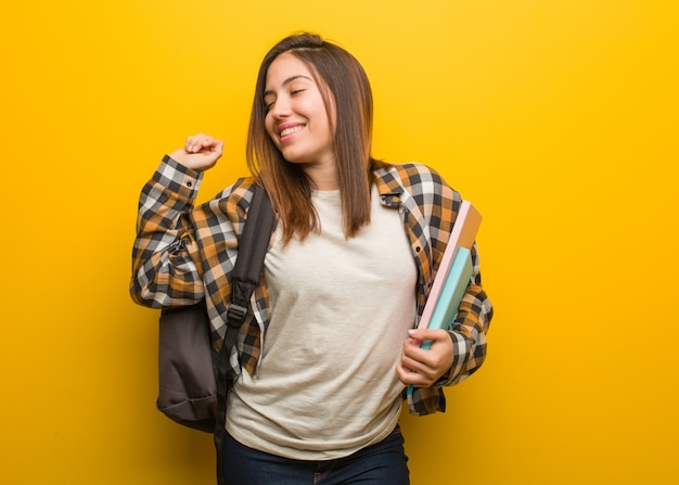 Mulher jovem estudante dançando e se divertindo