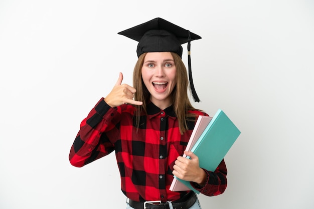 Mulher jovem estudante de inglês isolada no fundo branco, fazendo o gesto do telefone. Ligue-me de volta sinal