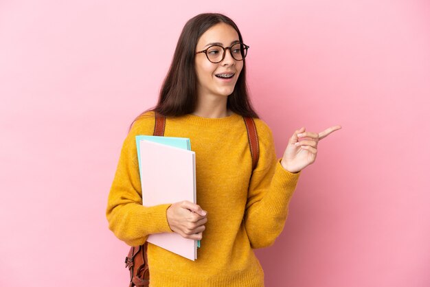 Mulher jovem estudante em um fundo isolado com a intenção de perceber a solução enquanto levanta um dedo