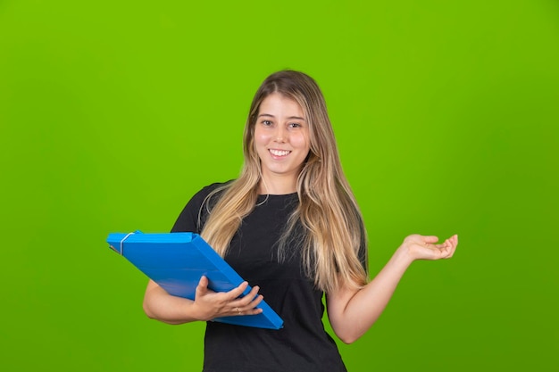 Mulher jovem estudante feliz segurando cadernos nas mãos jovem estudante