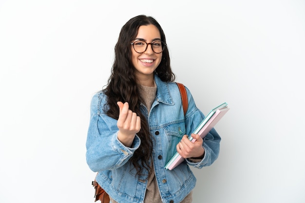 Foto mulher jovem estudante isolada na parede branca fazendo gesto de dinheiro